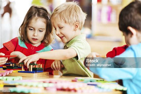 dzieci bawiące się klamerkami i patyczkami