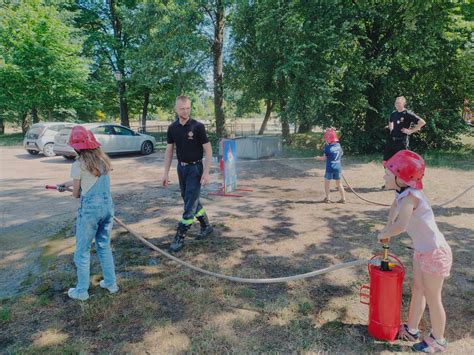 Fotografia przedstawiająca strażaków podczas pokazu na Dniu Otwartym OSP