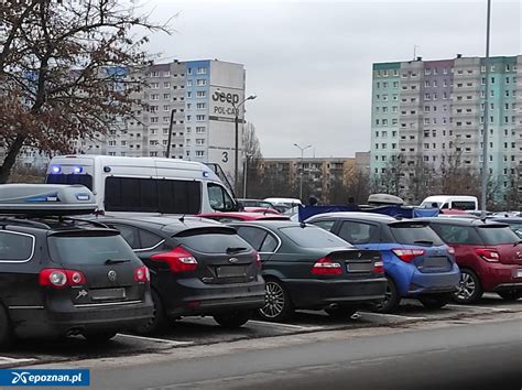 Zdjęcie spalonych samochodów na parkingu osiedlowym.