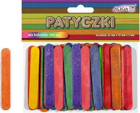 Zdjęcie przedstawiające kolorowe drewniane patyczki, z których dzieci budują proste konstrukcje przypominające drabiny.