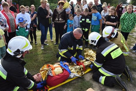 rodzinny festyn strażacki, dzieci bawiące się pianą, ochotnicy z OSP przygotowujący posiłki