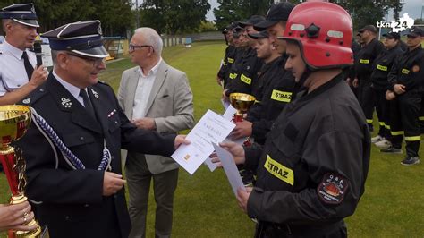 Zdjęcie przedstawiające uroczyste wręczenie nagród na zawodach strażackich.