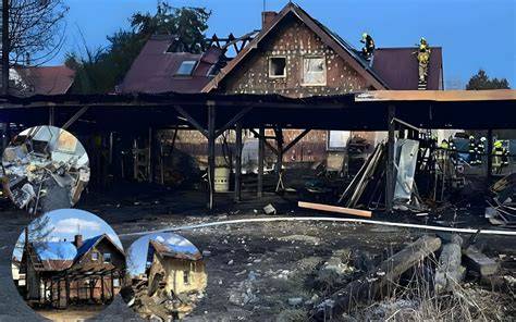 Zniszczony dom po pożarze, z widocznymi śladami ognia