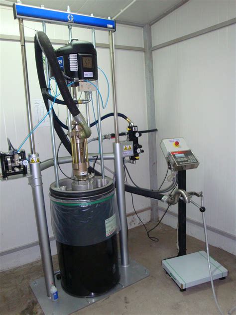 Infografika przedstawiająca różne systemy dozowania piany i działka wodne dostępne w wozach strażackich Rosenbauer.