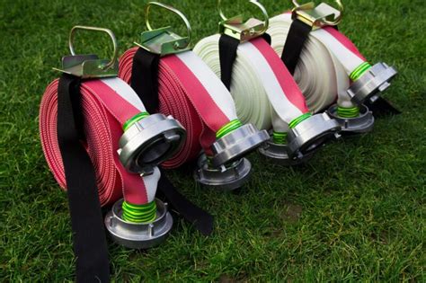 Węże sportowe i prądownice na torze przeszkód