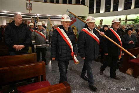 Uczestnicy uroczystości podczas przemarszu do kościoła