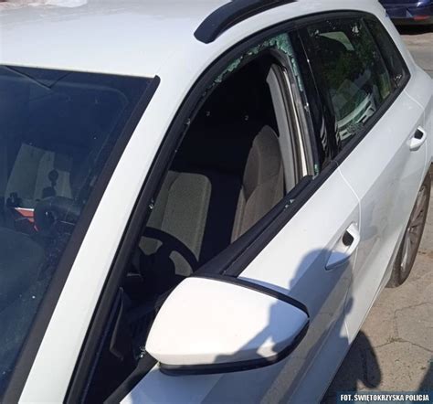 Ilustracja przedstawiająca typowe ślady podpalenia samochodu: wybita szyba, ślady płynu łatwopalnego, uszkodzona karoseria.