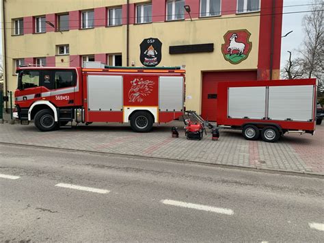 Zdjęcie przedstawiające członków OSP Chojnów podczas ćwiczeń lub aktywności sportowej