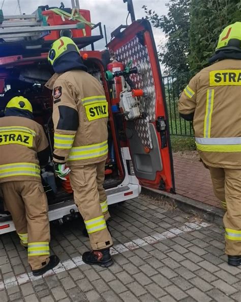 Fotografia strażaków OSP Wola Mielecka z lat 60. XX wieku z motopompą