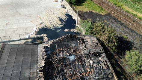 zdjęcie spalonej hali zakładu przetwórstwa odpadów w Myszkowie