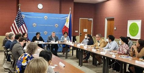 Thematic photo of a meeting of OSP members with local government representatives, discussing budget or cooperation.