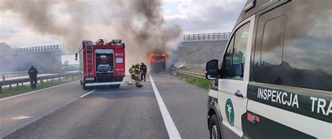 Zdjęcie płonącego autokaru na autostradzie D46 w Czechach