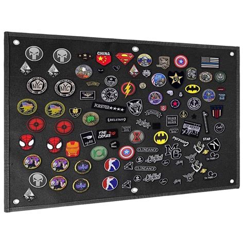 Schematyczny rysunek munduru strażackiego z zaznaczonymi miejscami na naszywki