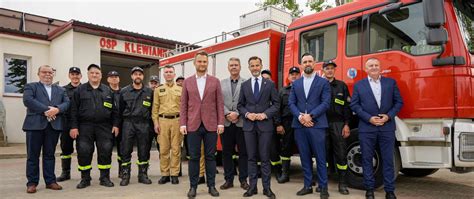 Photo of OSP Klewianka firefighters or their broken vehicle
