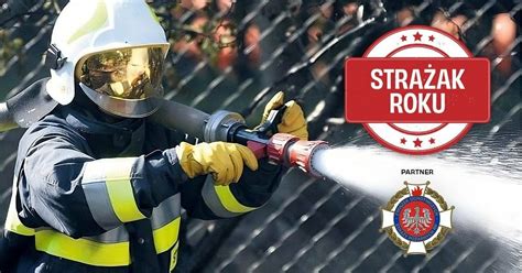 Zdjęcie przedstawiające galę wręczenia nagród „Strażak Roku” z wyróżnionymi strażakami