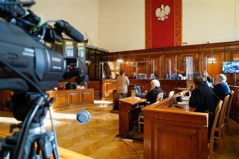 zdjęcie z sali sądowej podczas odczytywania wyroku