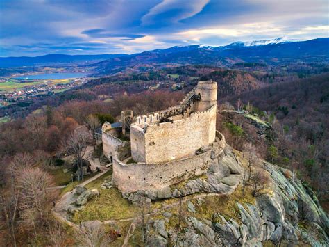Widok na ruiny Zamku Chojnik na tle górskiego krajobrazu