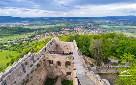 Uczestnicy turnieju rycerskiego na dziedzińcu Zamku Chojnik