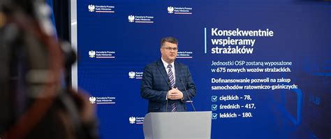 Wiceminister Maciej Wąsik podczas konferencji prasowej dotyczącej dofinansowania dla OSP