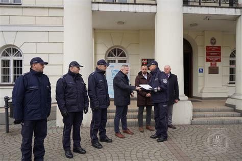 Symboliczne przekazanie kluczyków do nowych samochodów OSP