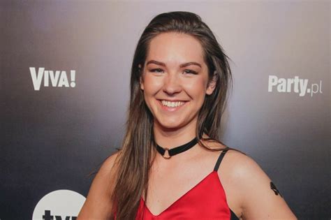 Karolina Czarnecka na scenie, w trakcie występu muzycznego