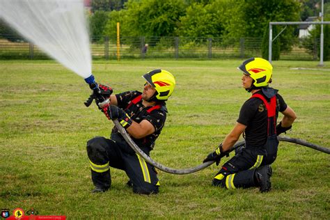 Grupa strażaków podczas ćwiczeń sprawnościowych