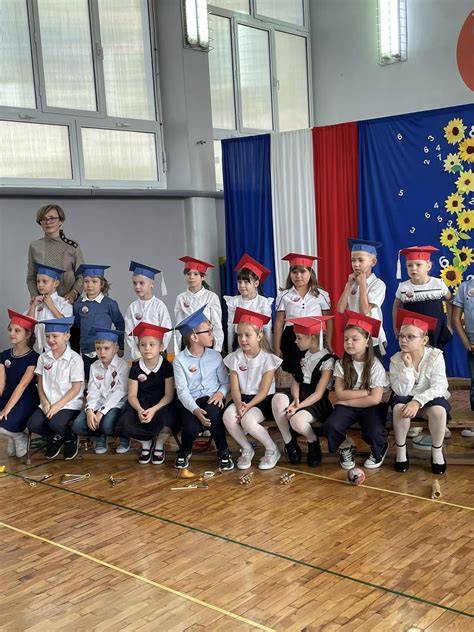 Zdjęcie przedstawiające uczniów Szkoły w Dzietrznikach podczas uroczystości szkolnej