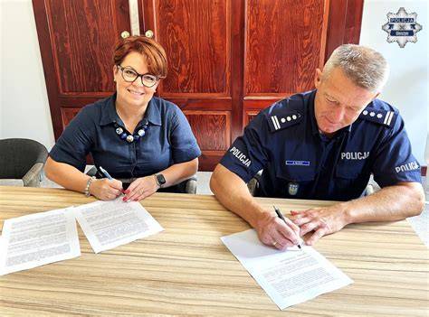 zdjęcie przedstawiające akcję gaśniczą dachu budynku Komendy Powiatowej Policji w Nysie