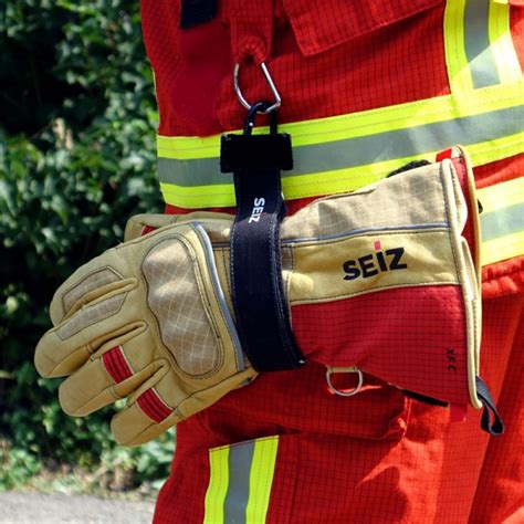 Ilustracja przedstawiająca przykłady strażackich patentów, np. sposób mocowania rękawic