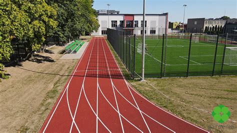 zdjęcie boiska ze sztuczną nawierzchnią i bieżni lekkoatletycznej w Jankowie Przygodzkim
