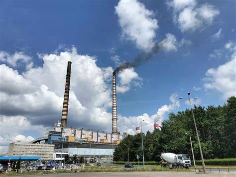zdjęcie kłębowego dymu unoszącego się nad Elektrownią Bełchatów podczas pożaru