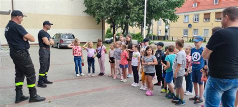 zdjęcie dzieci podczas zajęć edukacyjnych z wykorzystaniem prostych rekwizytów strażackich