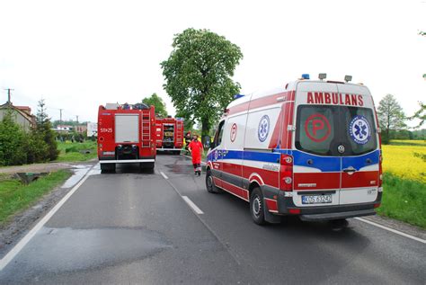 Schematyczny przekrój czterosiowego samochodu ratowniczo-gaśniczego MAN z zaznaczonym rozkładem obciążenia na osie.