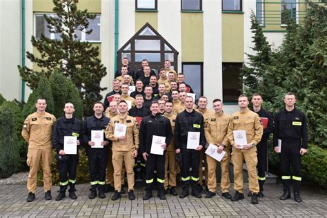Zdjęcie przedstawiające strażaków w mundurach koszarowych podczas szkolenia