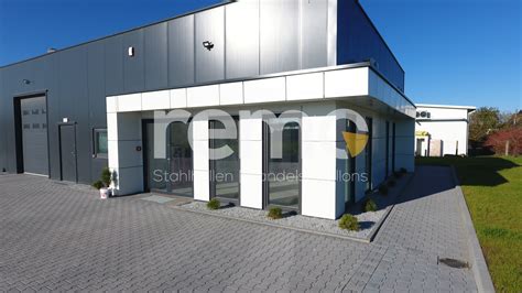 Zniszczona hala produkcyjno-magazynowa po pożarze, widok z zewnątrz