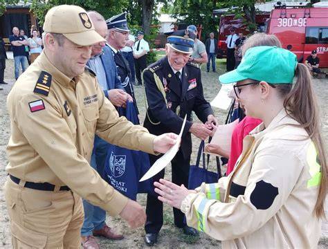 Zespoły strażaków podczas zawodów w ćwiczeniu bojowym