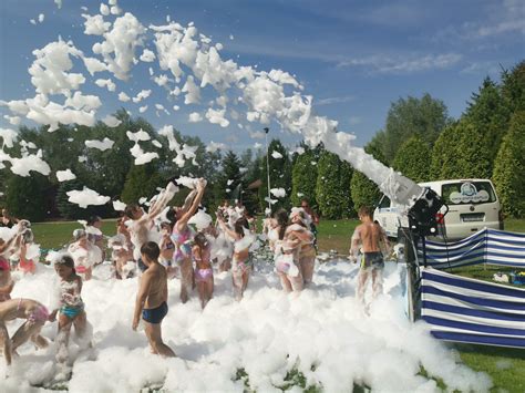 Dzieci bawiące się podczas Piana Party na festynie strażackim w Żarkach-Letnisku