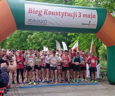 zdjęcie grupy biegaczy na starcie biegu Konstytucji 3 Maja