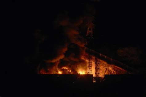 Zdjęcie przedstawiające kłęby dymu unoszące się nad płonącym zakładem