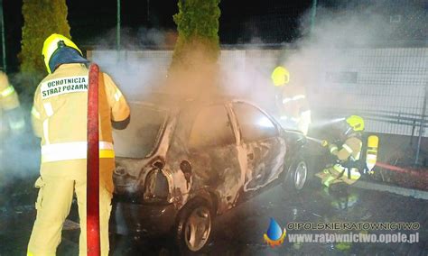 Zdjęcie płonącego samochodu na parkingu w Opolu nocą