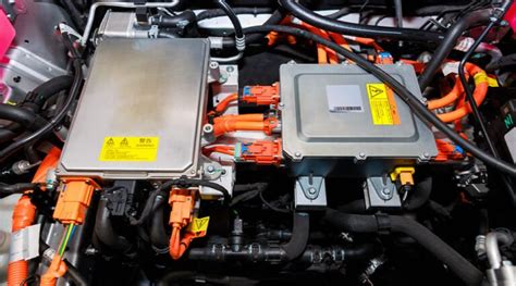 Schemat budowy instalacji gazowej w samochodzie lub bateria w aucie elektrycznym