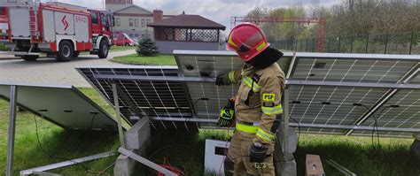 Strażak podczas kontroli instalacji przeciwpożarowej