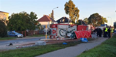 Miejsce wypadku drogowego z udziałem wozu strażackiego (zdjęcie poglądowe)