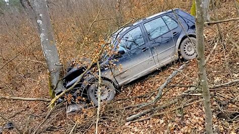 Rozbity samochód po wypadku drogowym w Kani, owinięty wokół drzewa.