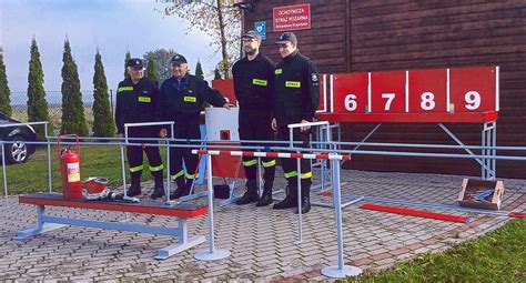 zdjęcie strażaków rywalizujących w torze przeszkód