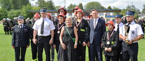 zdjęcie drużyny OSP podczas ceremonii wręczenia medali na zawodach