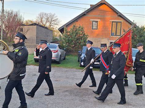 Zgromadzenie pocztów sztandarowych i strażaków przed strażnicą OSP w Rogowie
