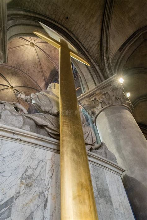 Złoty krzyż w zniszczonej katedrze Notre Dame