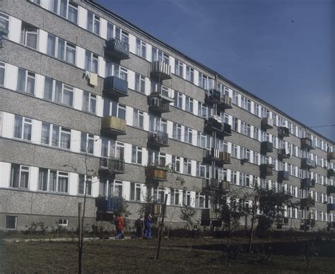 Zdjęcie przedstawiające pięciokondygnacyjny budynek mieszkalny w Bytomiu przed usunięciem płyt elewacyjnych zawierających azbest, lipiec 2012 r.