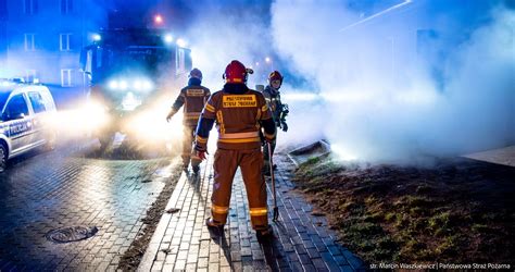 Strażak uwięziony w płonącym budynku, scena z 